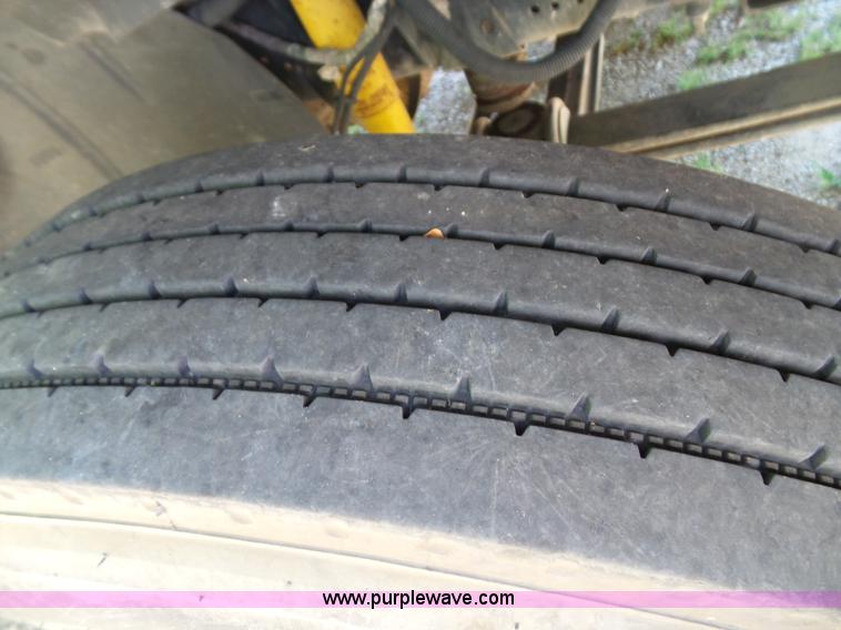 image for item J4821 2006 Chevrolet C6500 flatbed truck