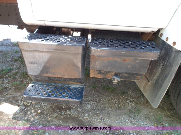 image for item J4821 2006 Chevrolet C6500 flatbed truck