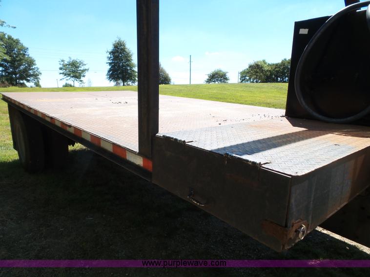 image for item J4821 2006 Chevrolet C6500 flatbed truck