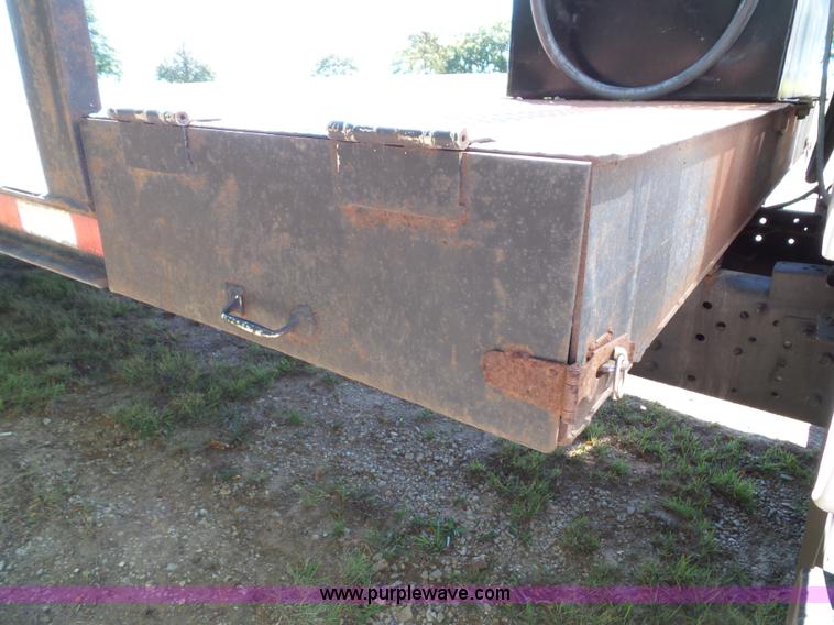 image for item J4821 2006 Chevrolet C6500 flatbed truck