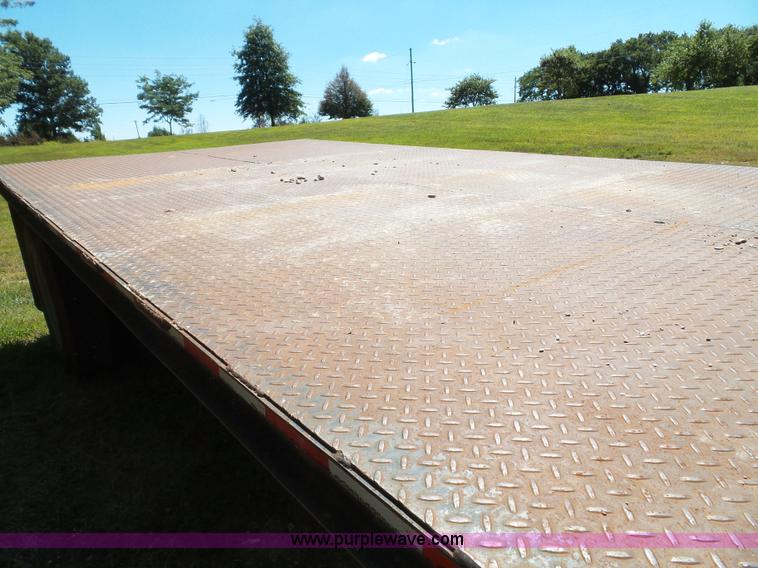 image for item J4821 2006 Chevrolet C6500 flatbed truck