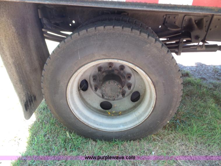 image for item J4821 2006 Chevrolet C6500 flatbed truck