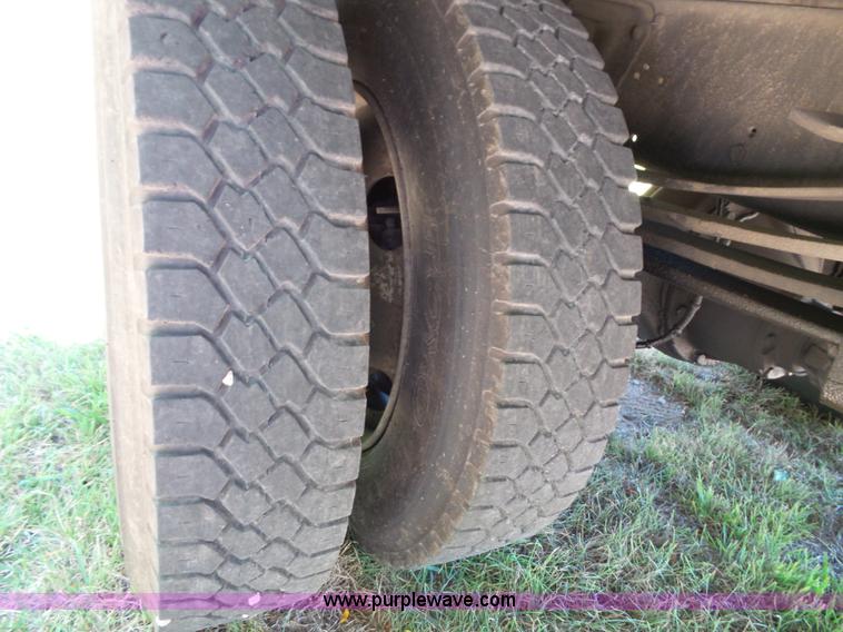 image for item J4821 2006 Chevrolet C6500 flatbed truck