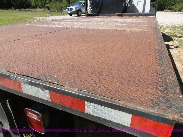 image for item J4821 2006 Chevrolet C6500 flatbed truck