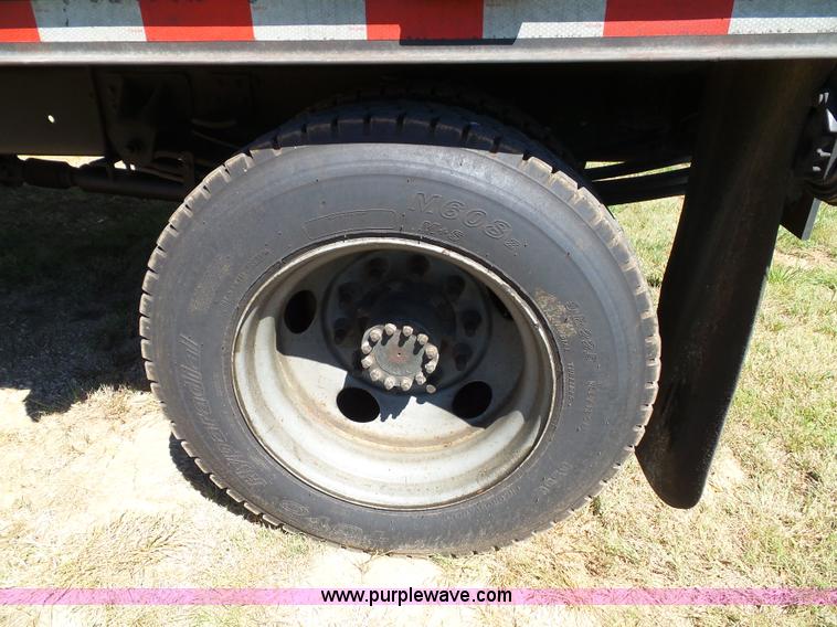 image for item J4821 2006 Chevrolet C6500 flatbed truck