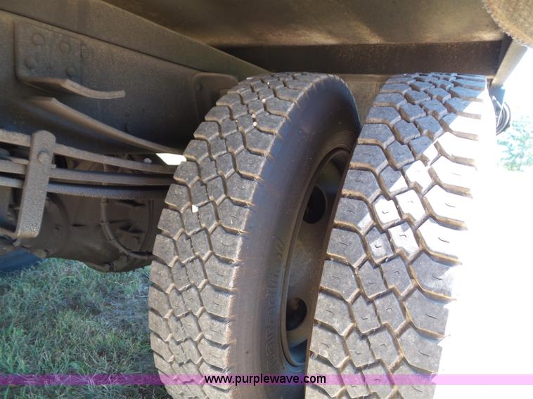 image for item J4821 2006 Chevrolet C6500 flatbed truck