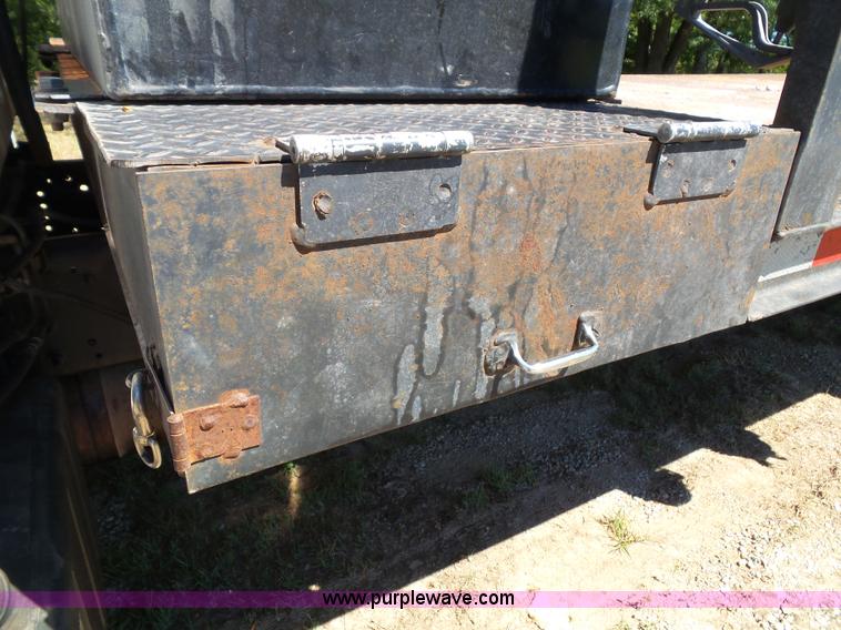 image for item J4821 2006 Chevrolet C6500 flatbed truck