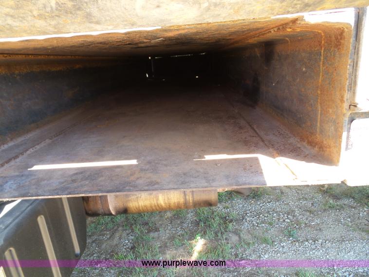 image for item J4821 2006 Chevrolet C6500 flatbed truck