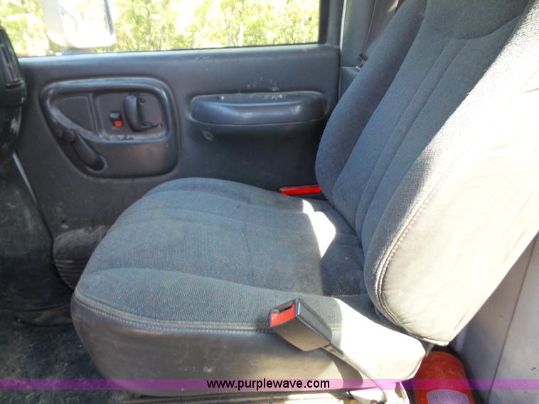 image for item J4821 2006 Chevrolet C6500 flatbed truck