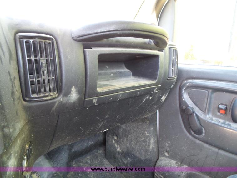 image for item J4821 2006 Chevrolet C6500 flatbed truck