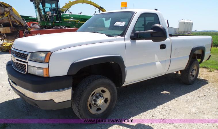 image for item J4823 2005 Chevrolet Silverado 2500HD pickup truck