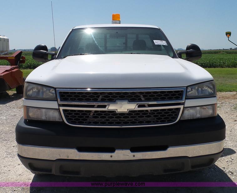 image for item J4823 2005 Chevrolet Silverado 2500HD pickup truck