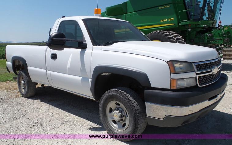 image for item J4823 2005 Chevrolet Silverado 2500HD pickup truck