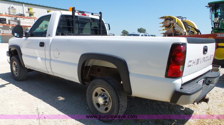 image for item J4823 2005 Chevrolet Silverado 2500HD pickup truck