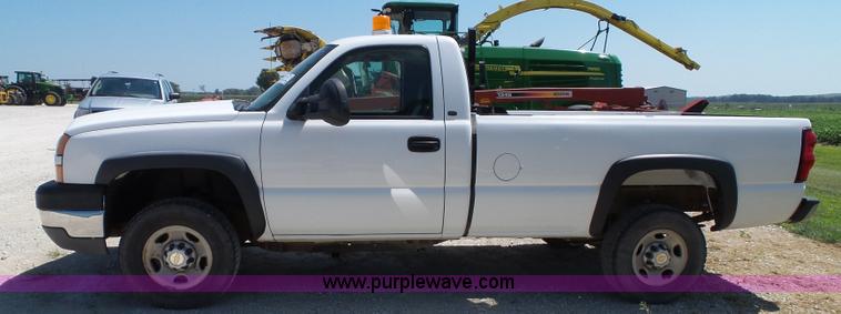 image for item J4823 2005 Chevrolet Silverado 2500HD pickup truck