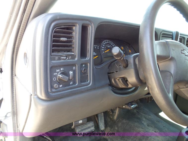 image for item J4823 2005 Chevrolet Silverado 2500HD pickup truck
