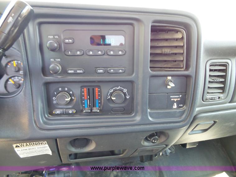 image for item J4823 2005 Chevrolet Silverado 2500HD pickup truck