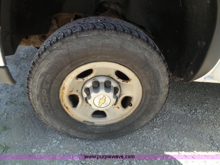 image for item J4823 2005 Chevrolet Silverado 2500HD pickup truck