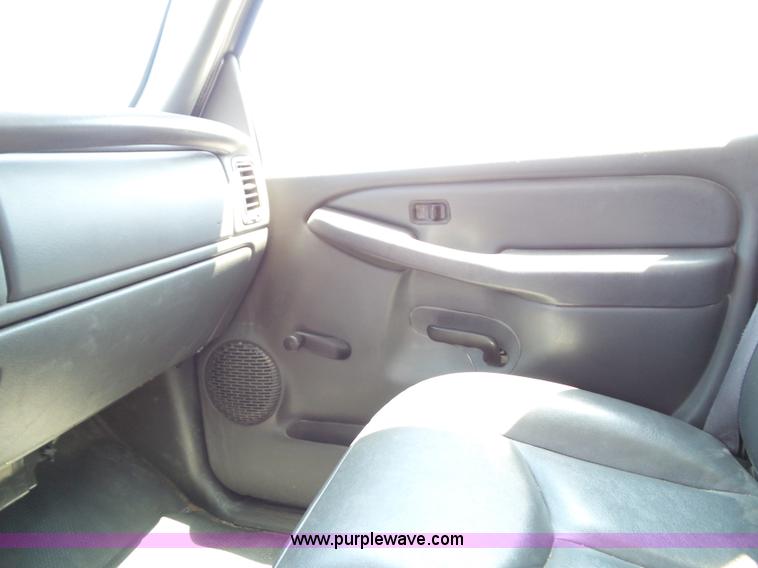 image for item J4823 2005 Chevrolet Silverado 2500HD pickup truck