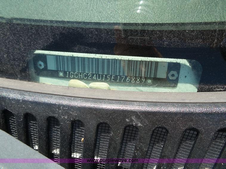 image for item J4823 2005 Chevrolet Silverado 2500HD pickup truck