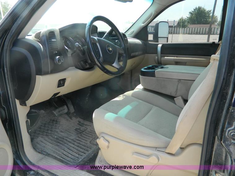 image for item J5107 2008 Chevrolet Silverado 2500HD Crew Cab pickup truck