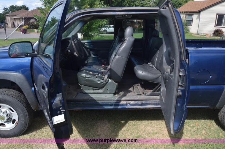 image for item K2794 2002 Chevrolet Silverado 2500HD Ext. Cab pickup truck