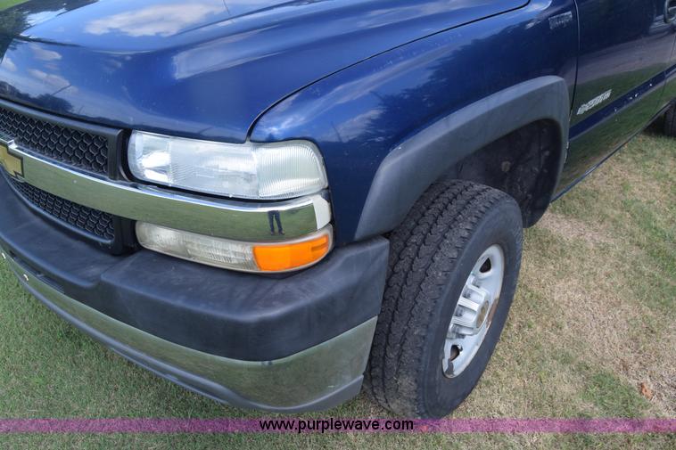 image for item K2794 2002 Chevrolet Silverado 2500HD Ext. Cab pickup truck