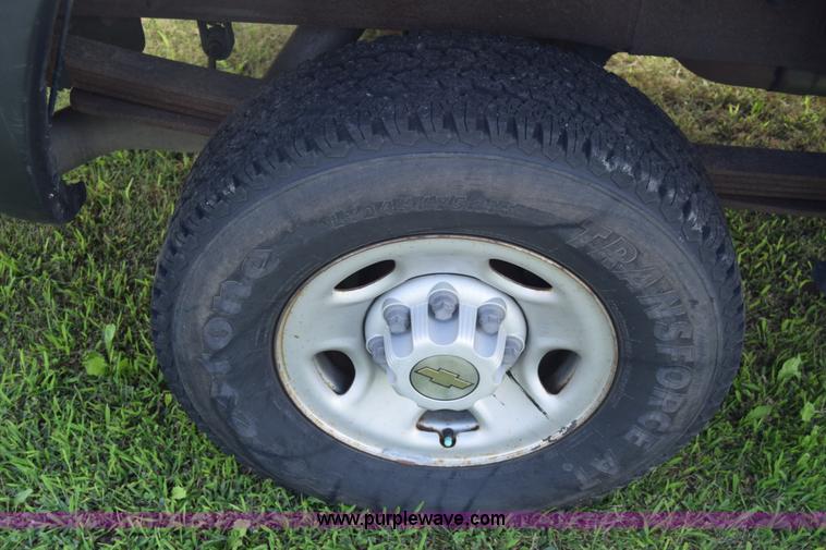 image for item K2794 2002 Chevrolet Silverado 2500HD Ext. Cab pickup truck