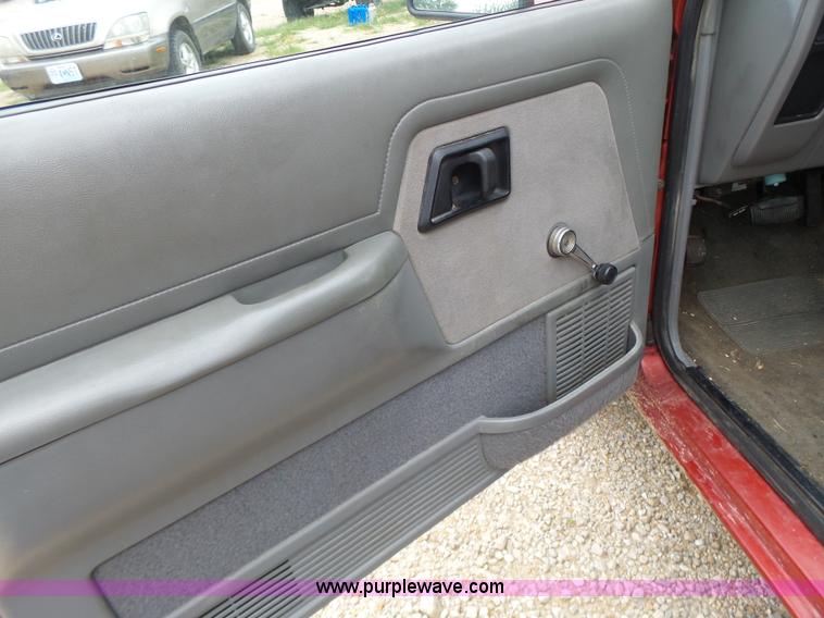 image for item K5709 1992 Ford Ranger SuperCab pickup truck