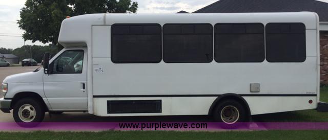 image for item K5719 2009 Ford E450 Champion bus