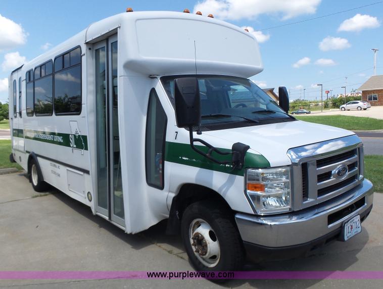 image for item K5719 2009 Ford E450 Champion bus