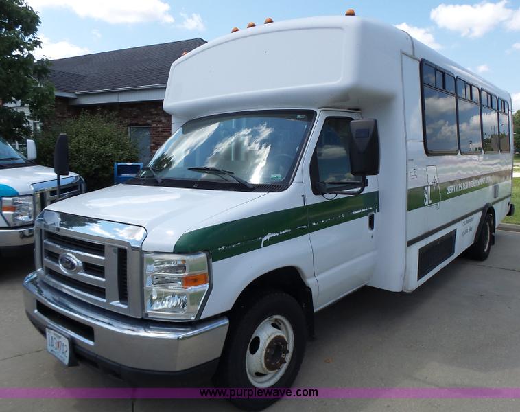 image for item K5719 2009 Ford E450 Champion bus