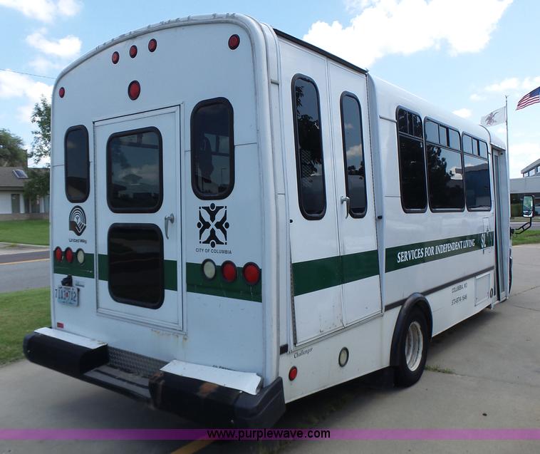 image for item K5719 2009 Ford E450 Champion bus