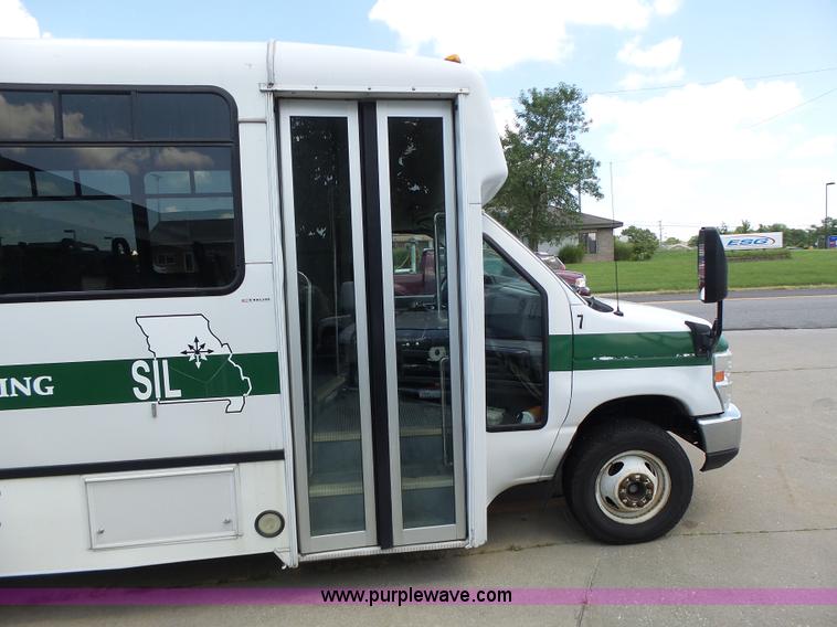 image for item K5719 2009 Ford E450 Champion bus