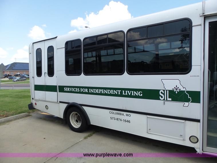 image for item K5719 2009 Ford E450 Champion bus