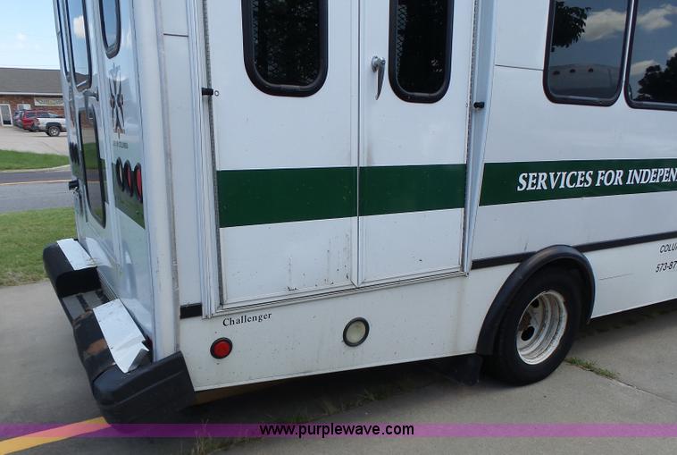 image for item K5719 2009 Ford E450 Champion bus