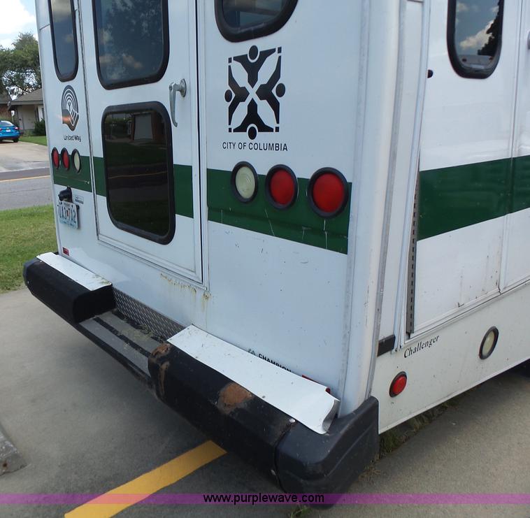 image for item K5719 2009 Ford E450 Champion bus