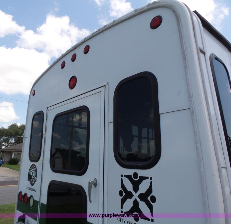 image for item K5719 2009 Ford E450 Champion bus