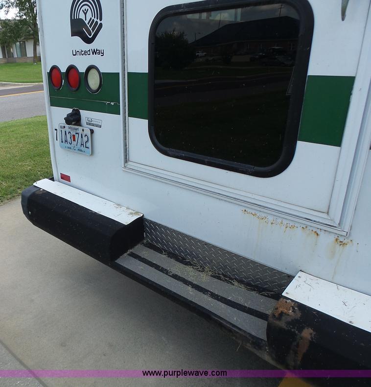 image for item K5719 2009 Ford E450 Champion bus