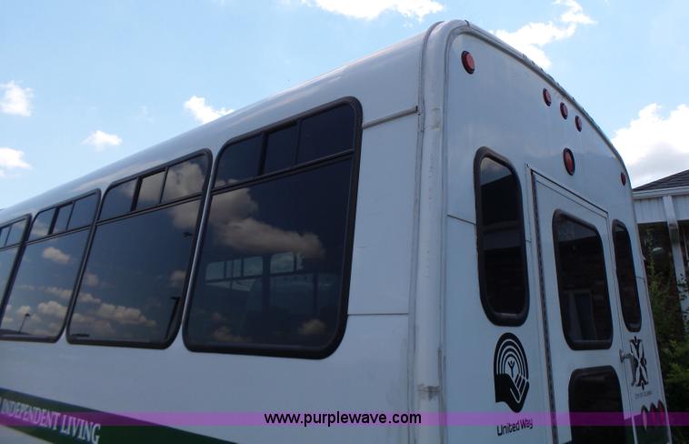 image for item K5719 2009 Ford E450 Champion bus