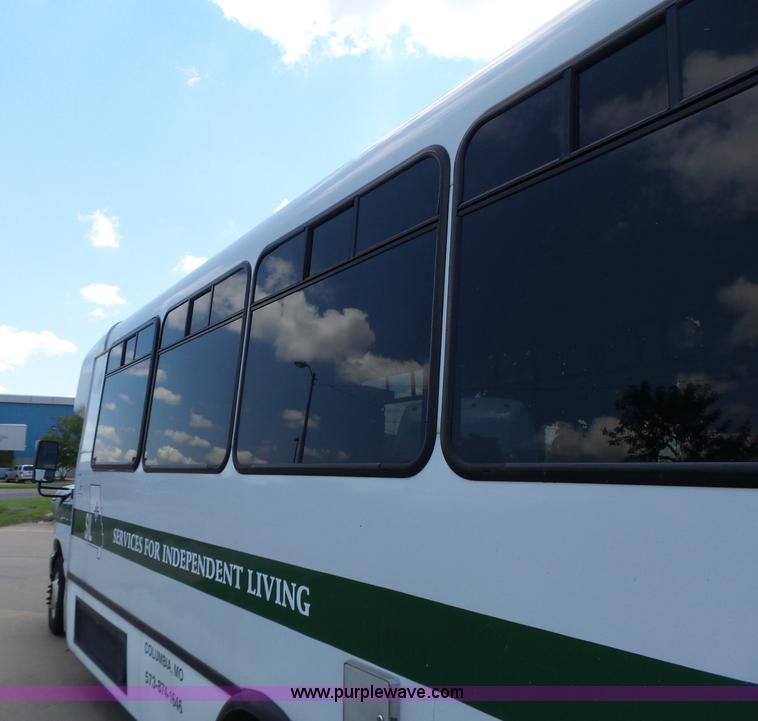 image for item K5719 2009 Ford E450 Champion bus