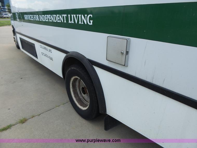 image for item K5719 2009 Ford E450 Champion bus