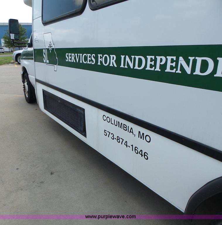 image for item K5719 2009 Ford E450 Champion bus