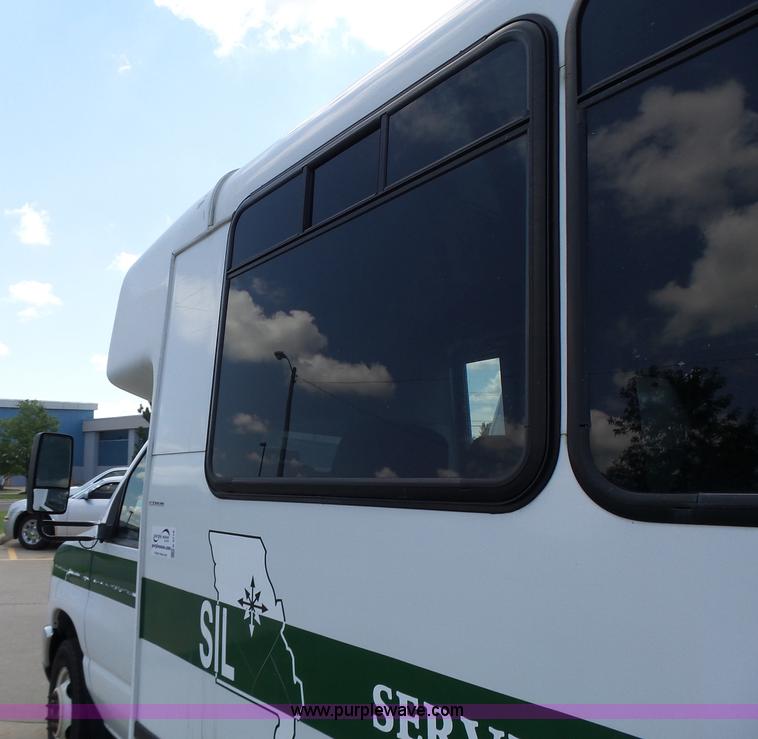 image for item K5719 2009 Ford E450 Champion bus