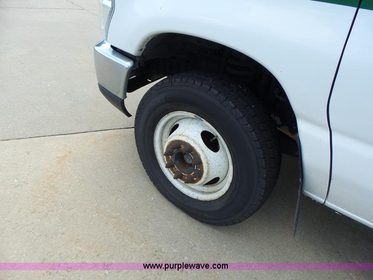 image for item K5719 2009 Ford E450 Champion bus