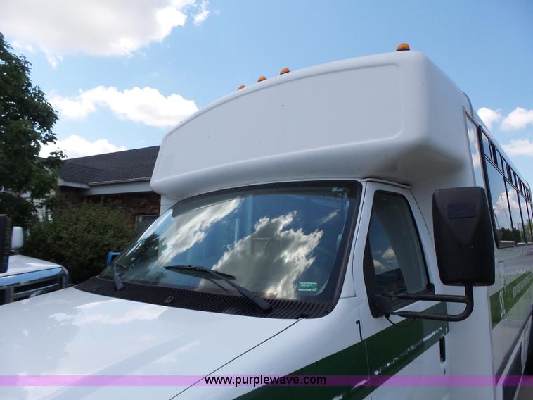 image for item K5719 2009 Ford E450 Champion bus