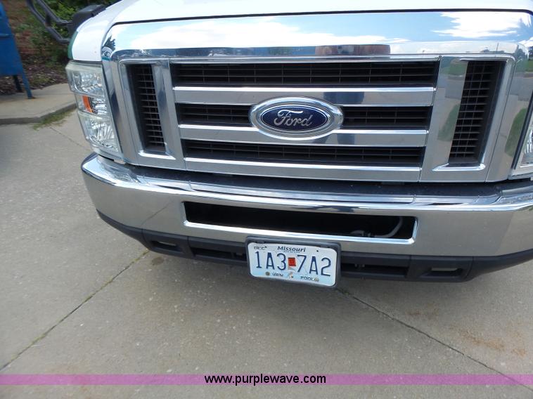 image for item K5719 2009 Ford E450 Champion bus