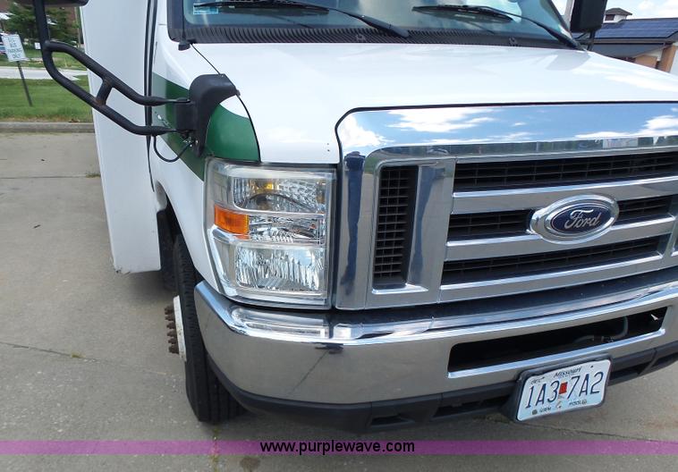 image for item K5719 2009 Ford E450 Champion bus