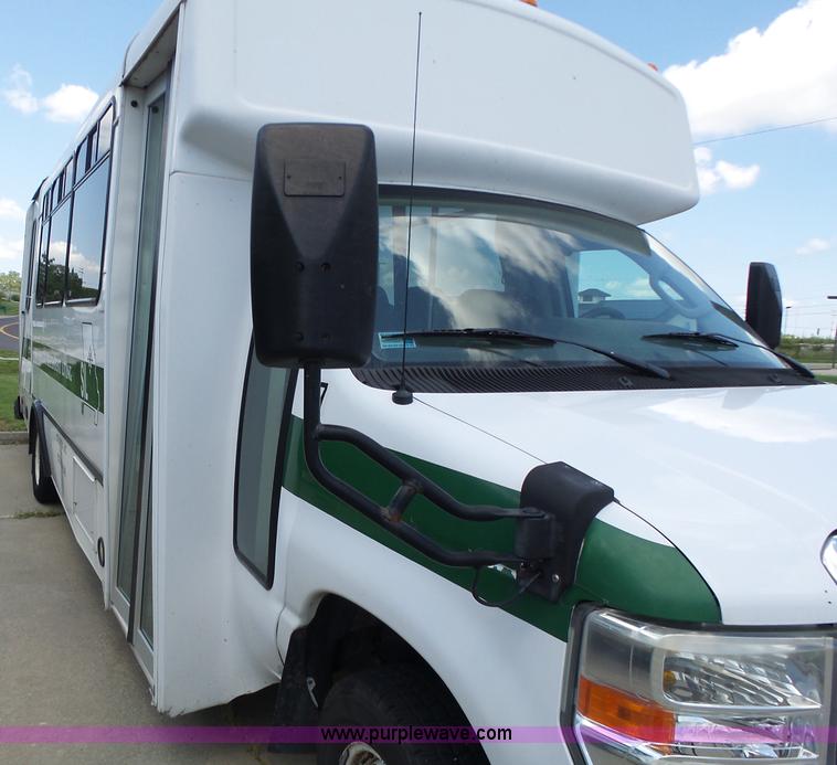 image for item K5719 2009 Ford E450 Champion bus