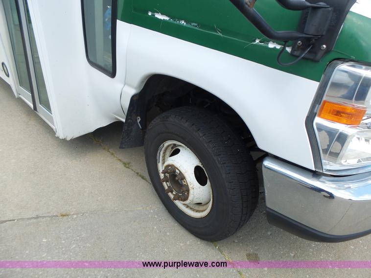 image for item K5719 2009 Ford E450 Champion bus